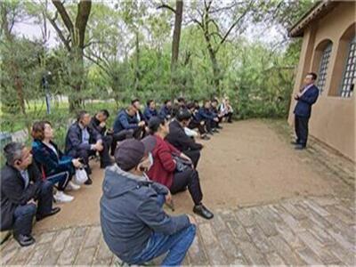 2022年春季学期中青年干部培训一班学员在延安枣园革命旧址线下教学.jpg