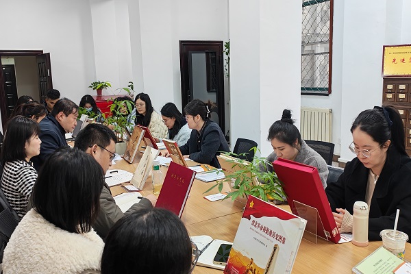 2025.12.10 校(院)举办青年理论学习小组学习贯彻党的二十届四中全会精神座谈会 - 副本.jpg 2025.12.10 校(院)举办青年理论学习小组学习贯彻党的二十届四中全会精神座谈会 - 副本.jpg